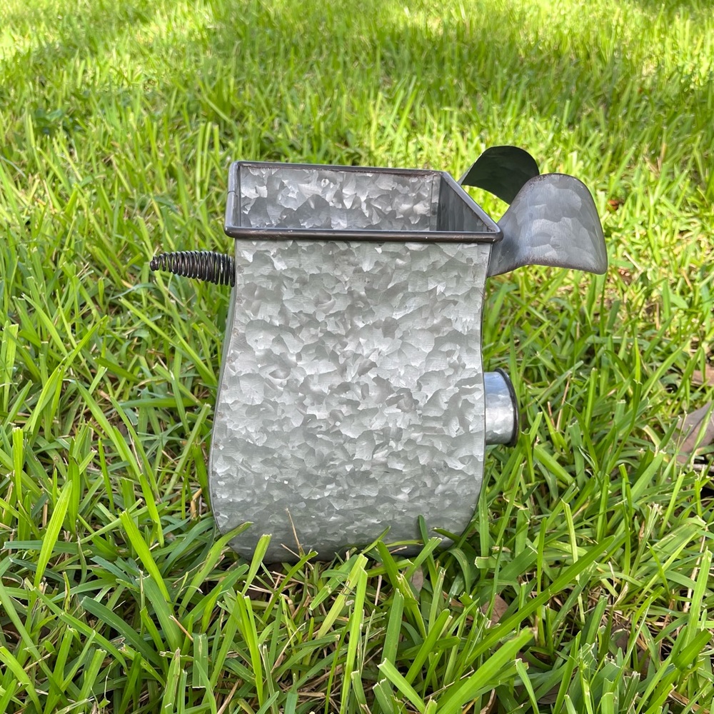 Galvanized pig planter - Picture 2 of 2